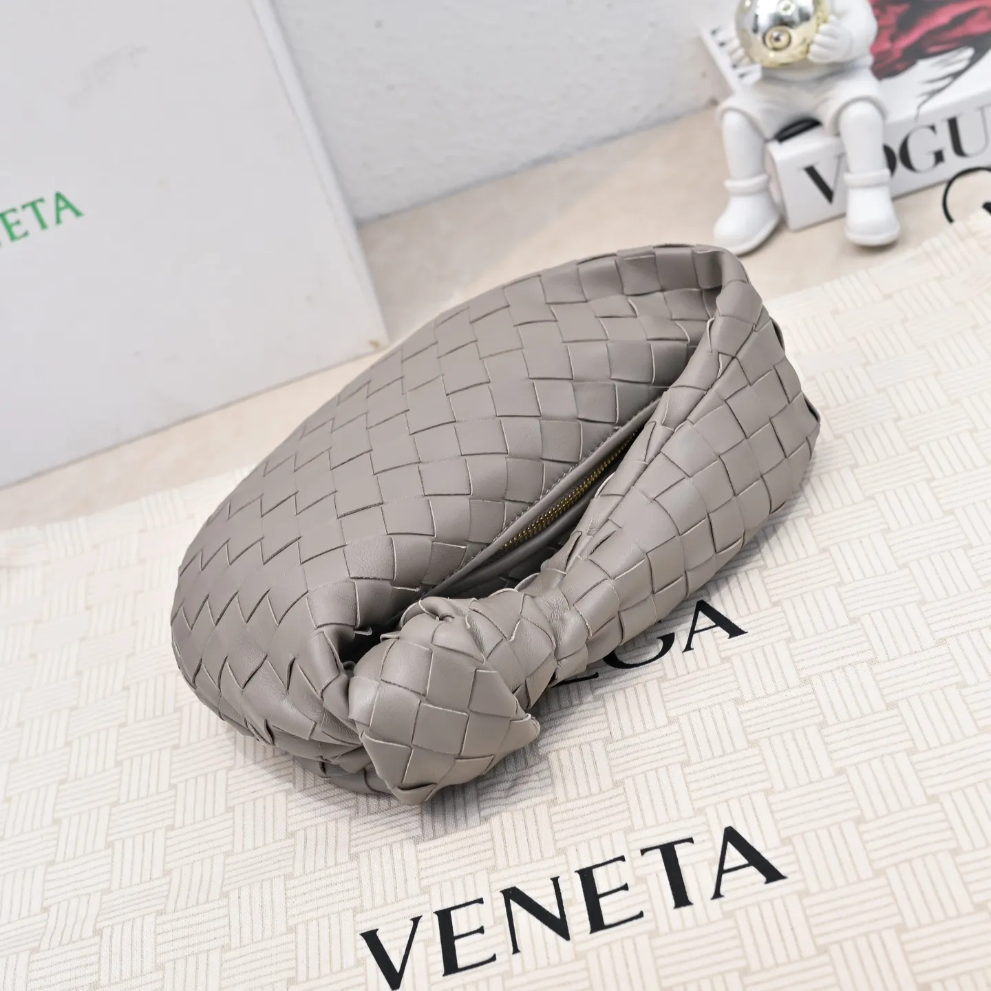 Batch 1120 BV Bottega Veneta's new early spring women's MINI JODIE handbag BV bag 🔥The new method is based on the original rounded corners, knotted with classic woven leather round hobo bag, The most iconic triangular pull-out design, using sheepskin draped soft shape, is super suitable for concave shapes~ Jodie feels really gentle to people, and is definitely the best item for daily matching. It has the same weave, new elements and twists, is compact and versatile, and is the new favorite of street style Internet celebrities! Size: 23x28x8 Model: 6699-1